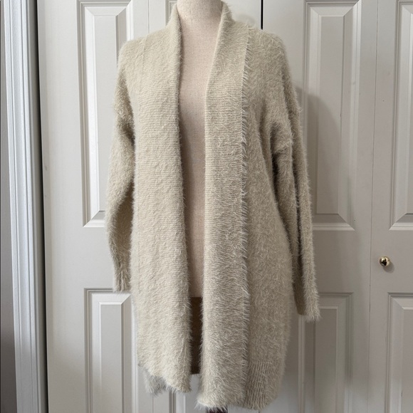 City Chic Fluffy Shawl Cardigan, Winter White Color XXS 14 Plus size EUC❤️ - Picture 1 of 6